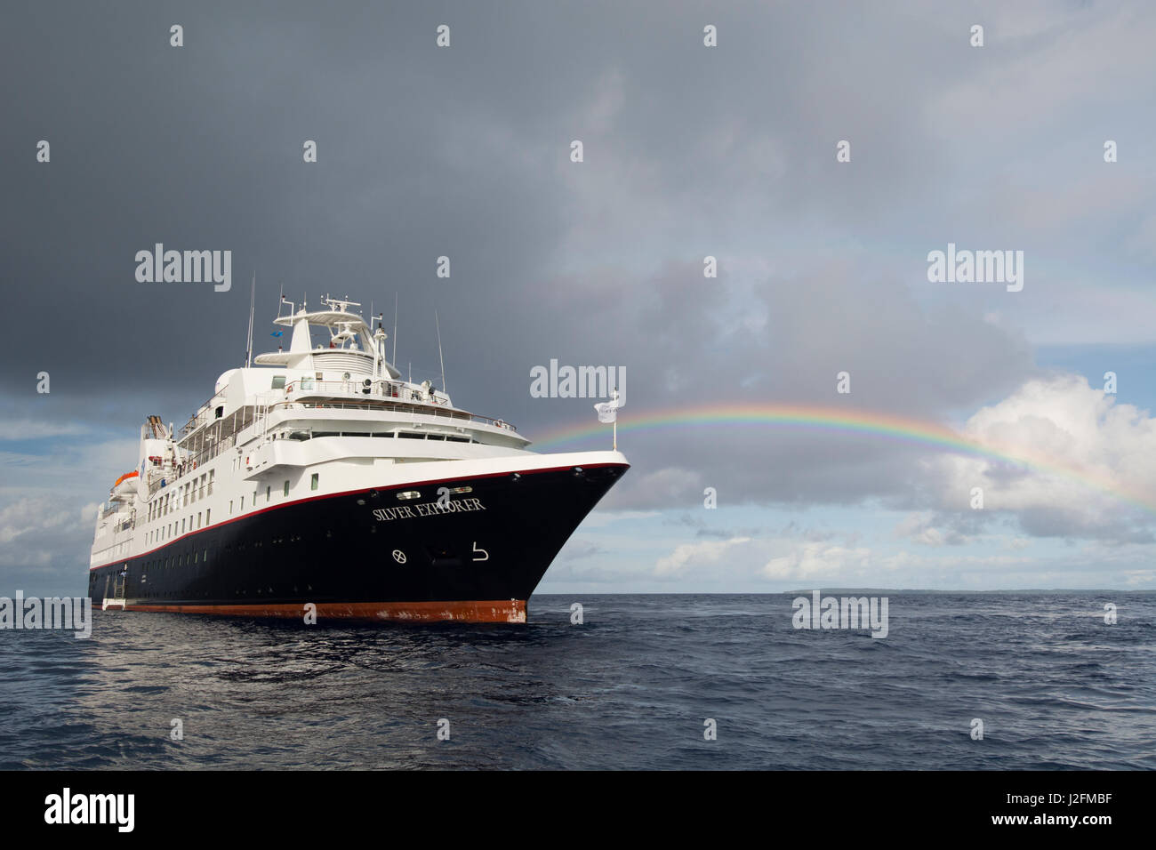 Isole Figi, Southern Lau Group, Isola di Fulanga. Silverseas Expedition nave, argento Explorer di arcobaleno sopra il Pacifico del Sud. Foto Stock