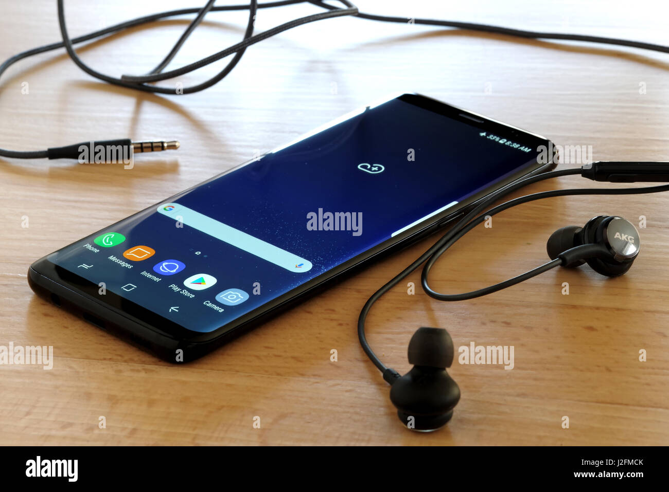 Koszalin, Polonia - 27 April, 2017: nero Samsung Galaxy S8 su un tavolo di legno. Samsung S8 sono la nuova generazione smartphone da Samsung Foto Stock