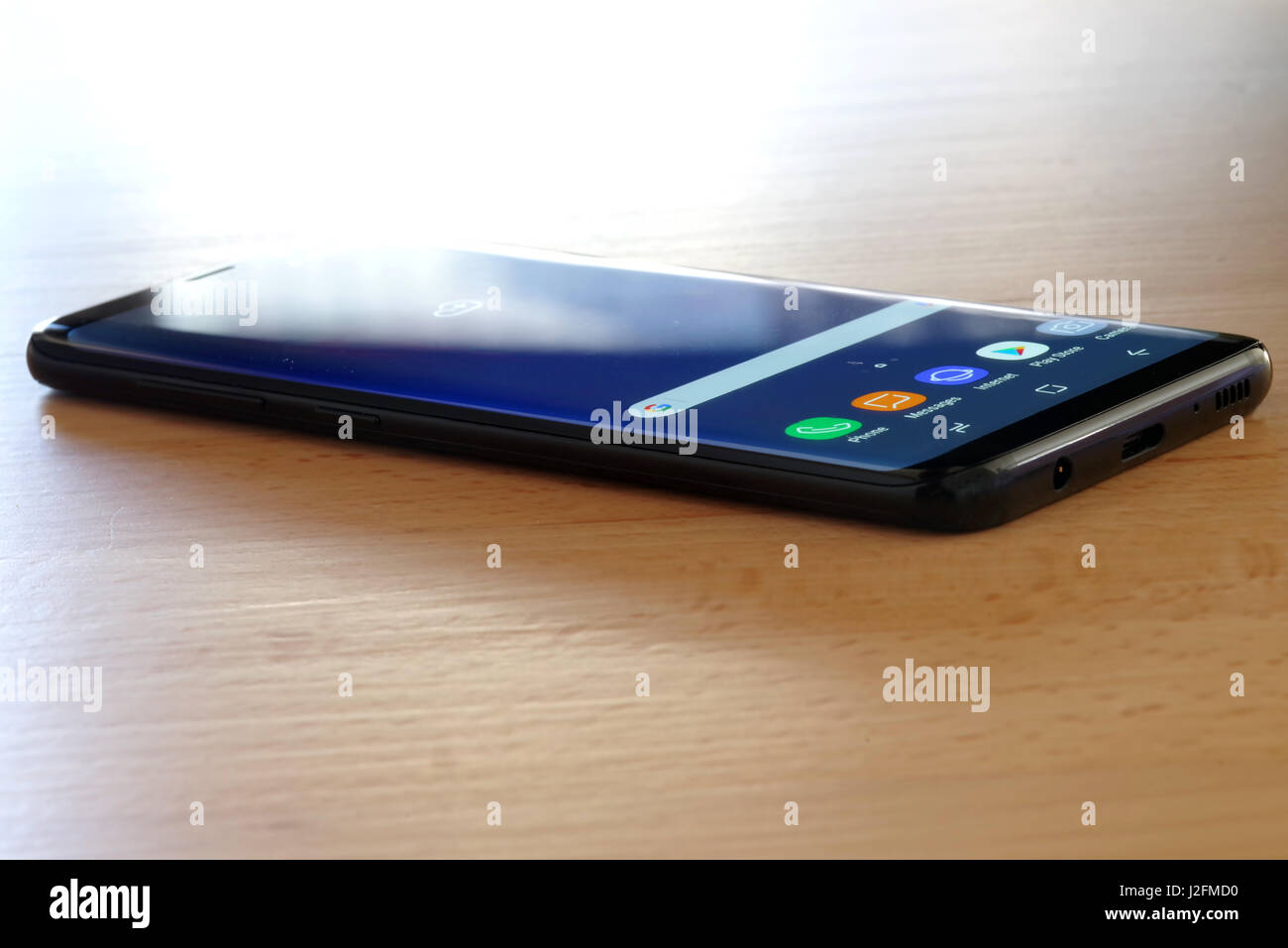 Koszalin, Polonia - 27 April, 2017: nero Samsung Galaxy S8 su un tavolo di legno. Samsung S8 sono la nuova generazione smartphone da Samsung Foto Stock