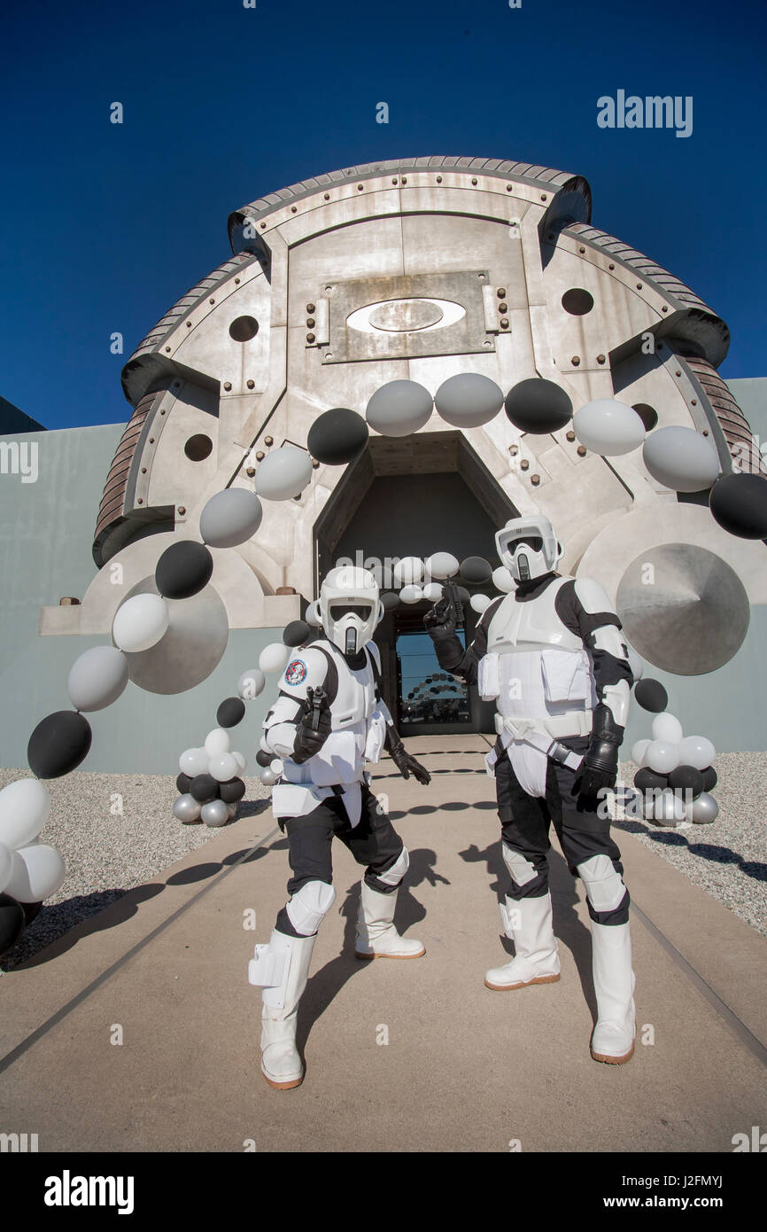 Gli attori in costume come Stormtroopers dal futuristico film di fantascienza Star Wars pongono al di fuori il futuristico Oakley sede in Foothill Ranch, CA. Foto Stock