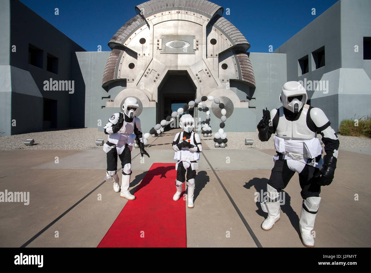 Gli attori in costume come Stormtroopers dal futuristico film di fantascienza Star Wars accompagnare un ragazzo in costume da futuristico Oakley sede in Foothill Ranch, CA. Foto Stock