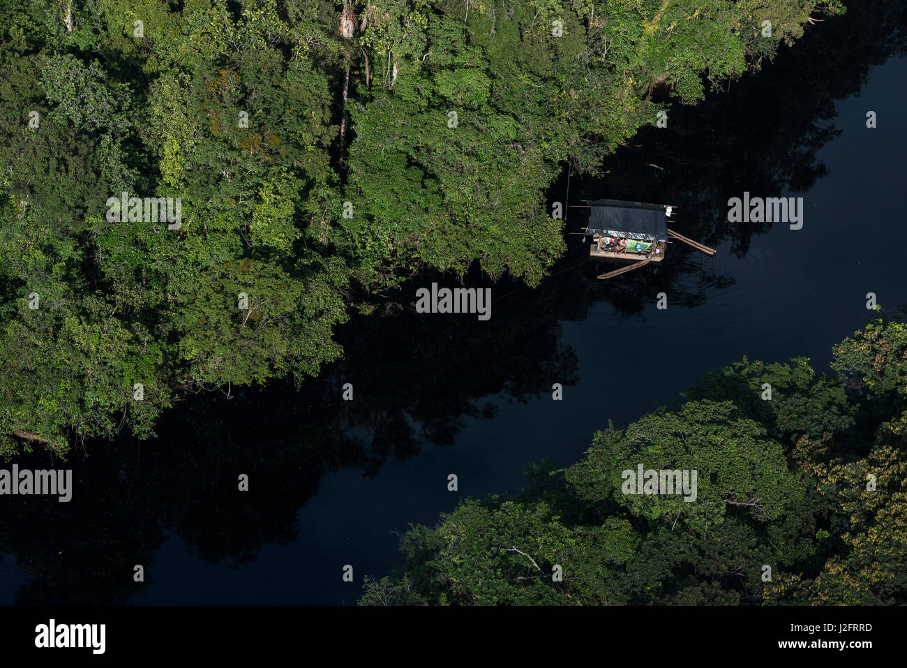 Casa galleggiante sul fiume. Regione Potaro-Siparuni. Il Brasile, Guyana frontiera, Guyana Foto Stock