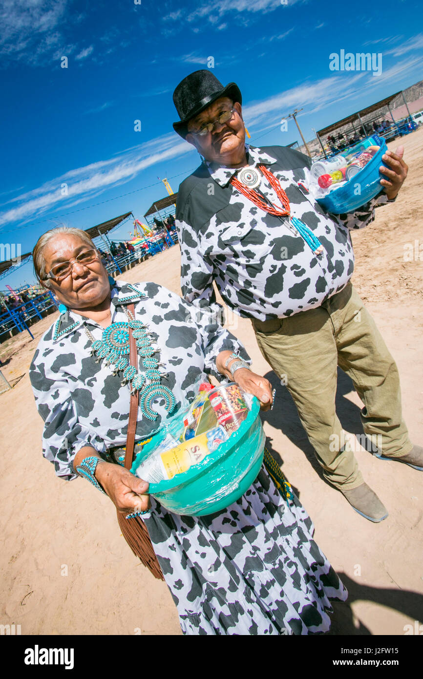 Navajo Nation, finestra Rock, AZ. Stati Uniti d'America. Navajo Nation Fair. Meglio Vestito concorso per gli anziani. Foto Stock