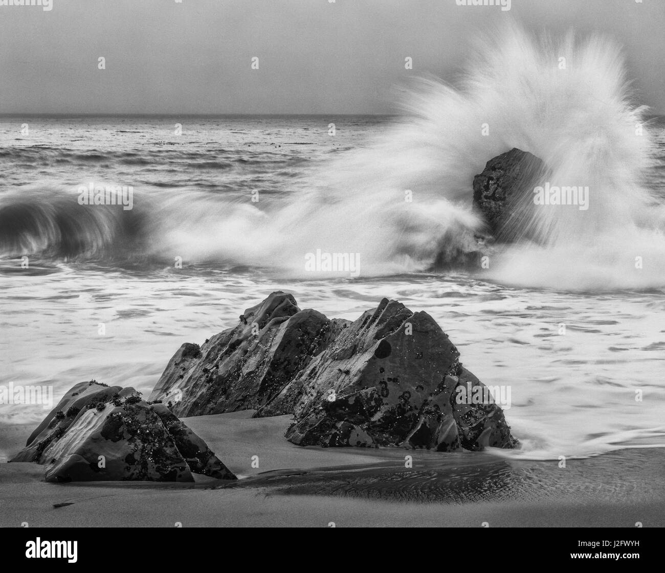 Stati Uniti, California, Garrapata Beach, Crashing Surf Foto Stock