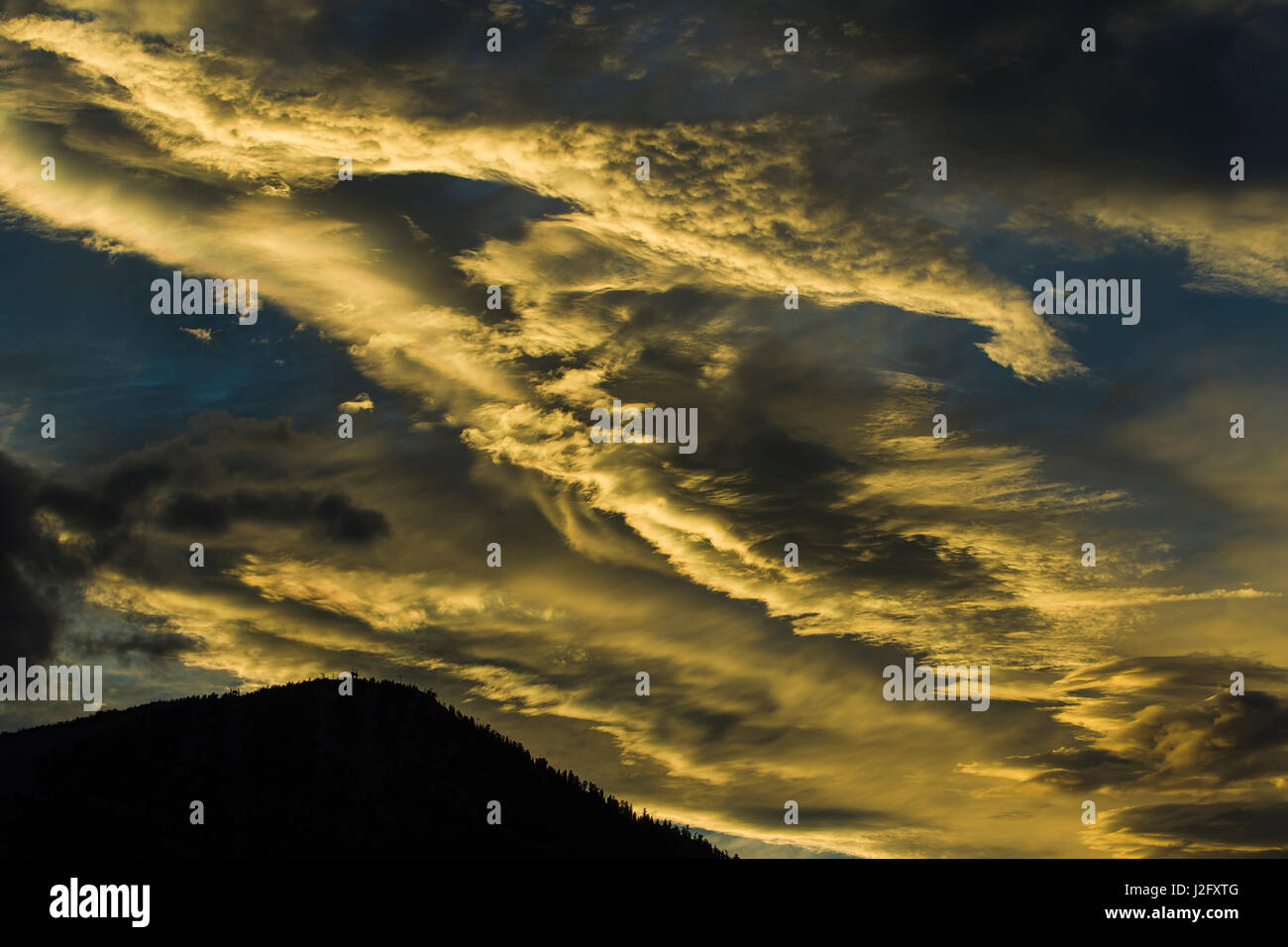 Tramonto a Mammoth Lakes in California e Wispy, soffiata dal vento nuvole Foto Stock