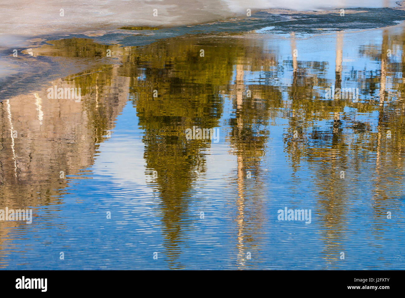 Avvicinando il ghiaccio e riflessioni in Twin Lakes, Mammoth Lakes, California Foto Stock
