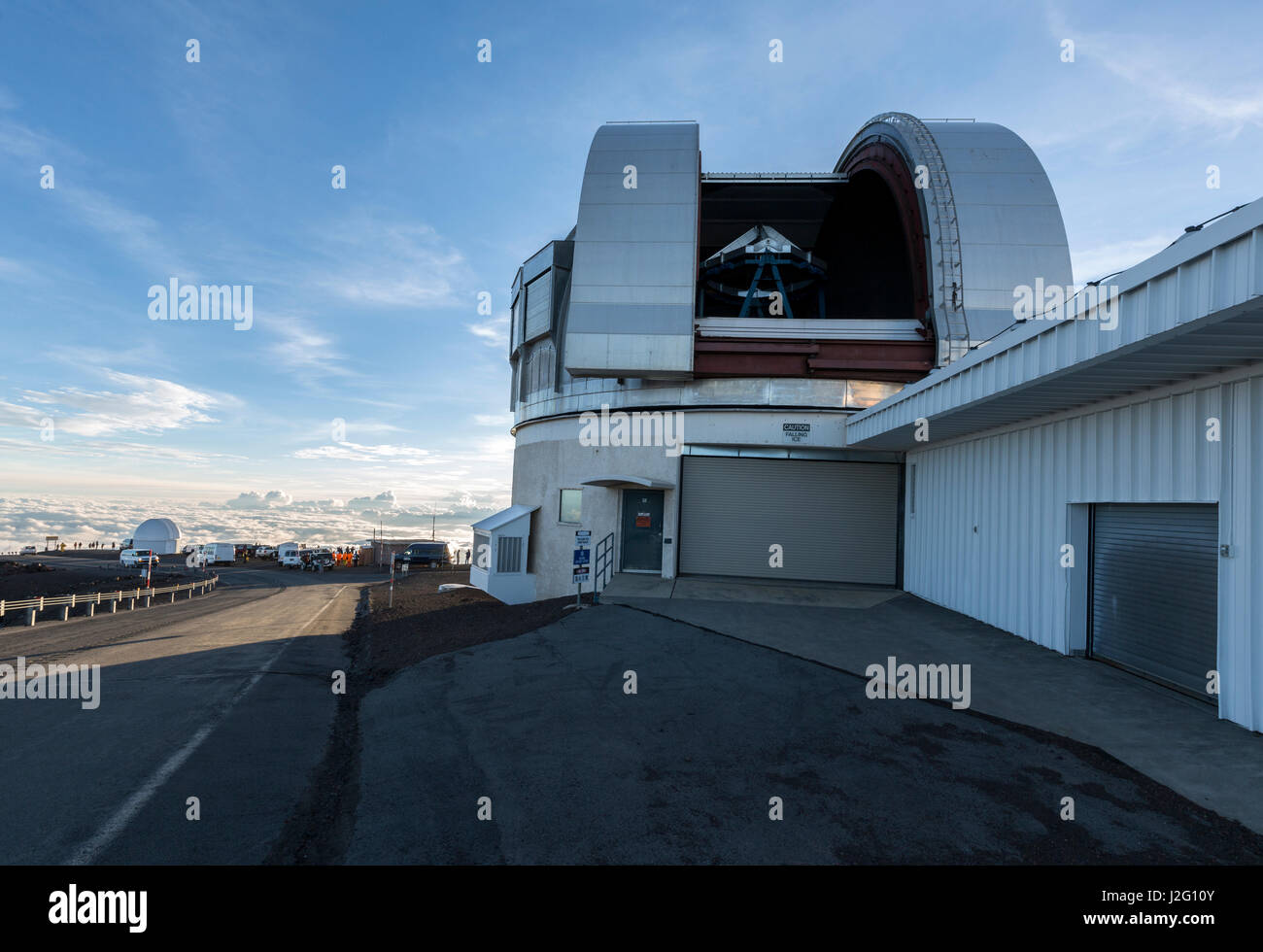 Un telescopio di grandi dimensioni si apre sulla cima del Mauna Kea vulcano in Big Island delle Hawaii Foto Stock