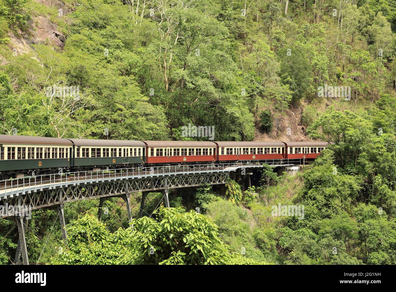 Kuranda Scenic Railway, la linea ferroviaria da Cairns, Queensland, Australia, per la vicina città di Kuranda. Attraversando Stoney Creek Bridge Foto Stock