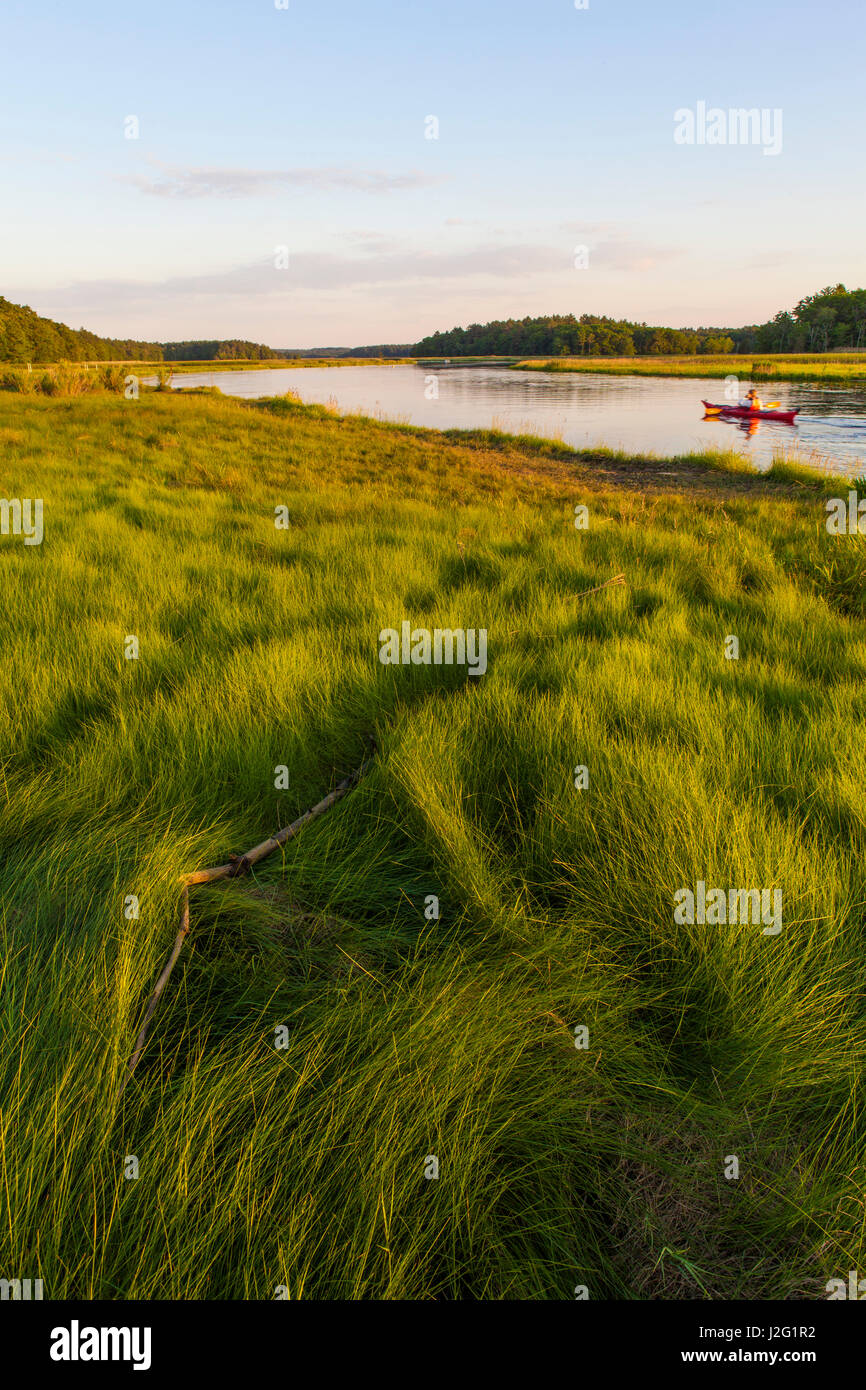 Un uomo in kayak sul fiume del Nord in Marshfield, Massachusetts. Vicino Emilson Farm. (MR) Foto Stock