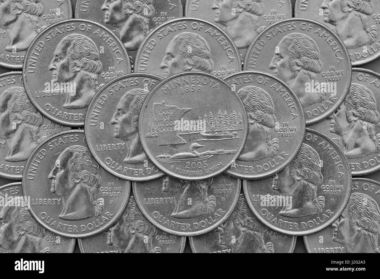 Stato del Minnesota e monete di Stati Uniti d'America. Pila di noi trimestre monete con George Washington e sulla parte superiore di un quarto del Minnesota. Foto Stock