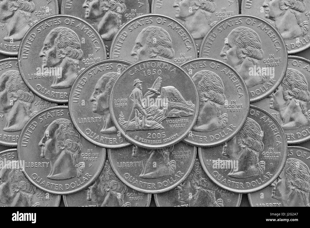 Lo stato della California e delle monete degli Stati Uniti d'America. Pila di noi trimestre monete con George Washington e sulla parte superiore di un quarto di Stato della California. Foto Stock