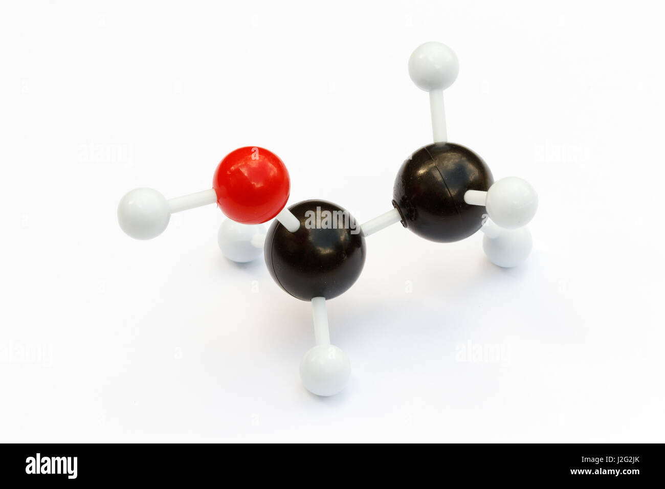 Sfera di plastica e stick modello di un alcool (etanolo, C2H5OH) molecola su uno sfondo bianco. Foto Stock