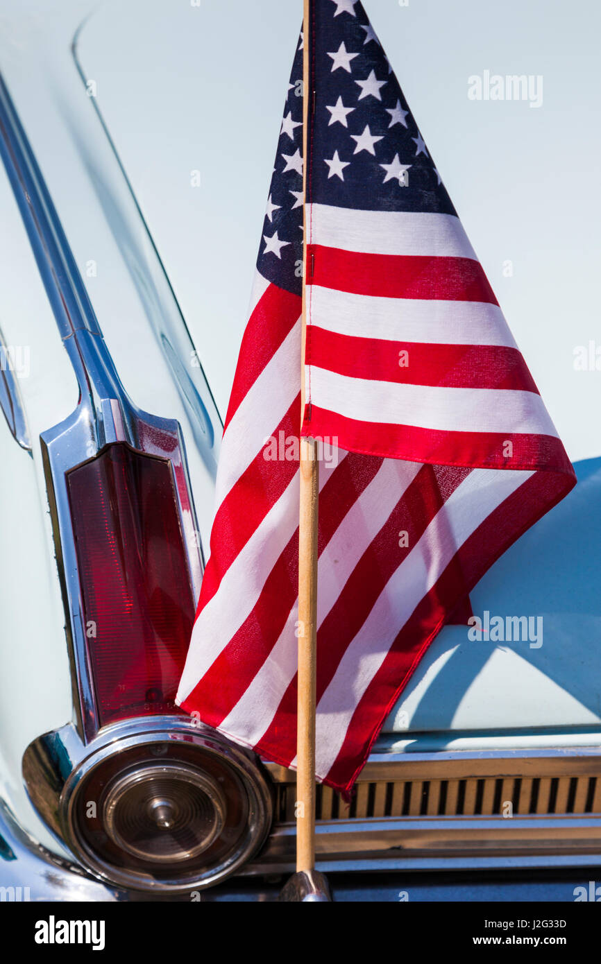 Stati Uniti d'America, Massachusetts, Cape Ann, Gloucester, antique car show, sessanta Plymouth Valiant con noi bandiera Foto Stock