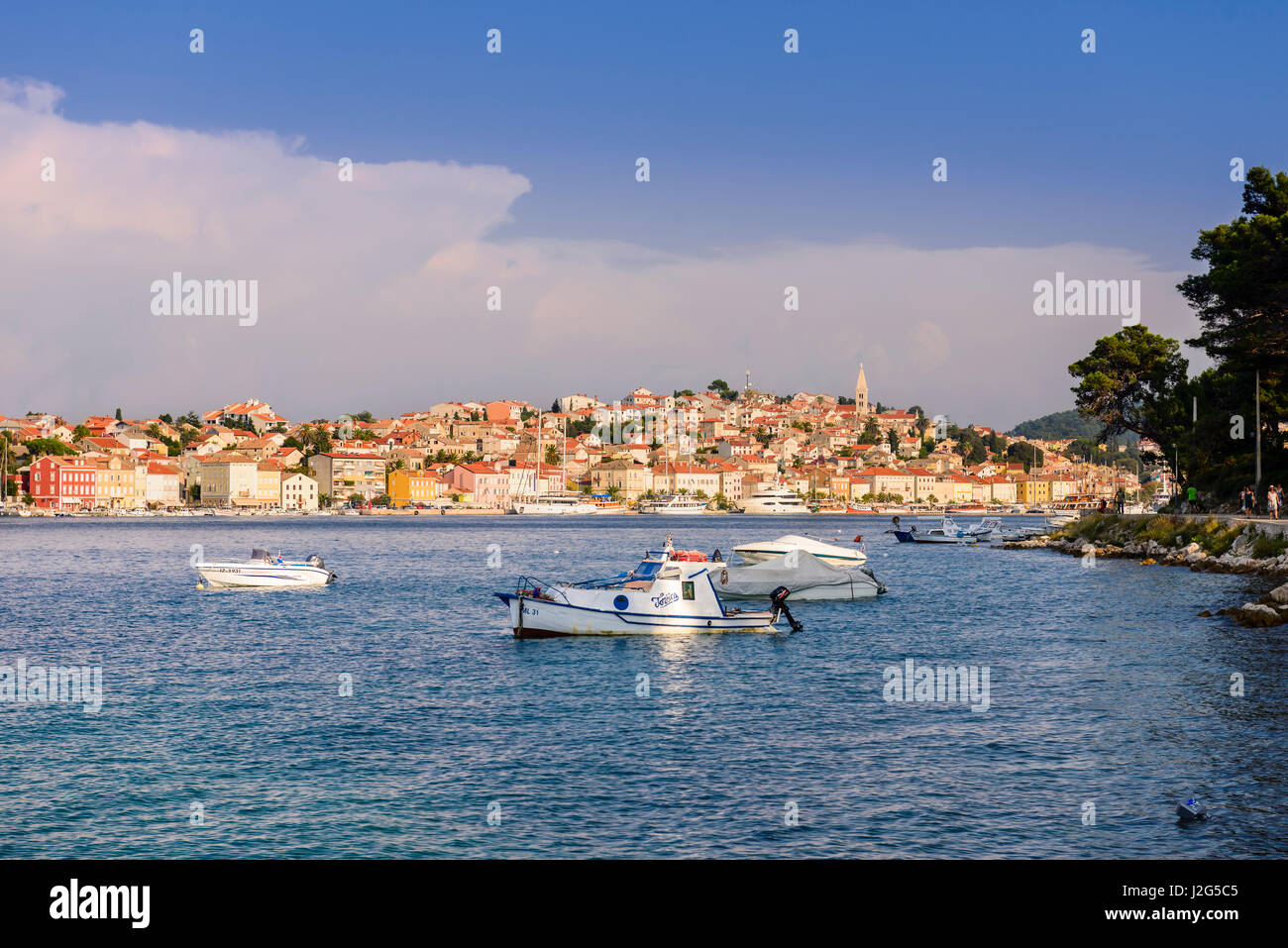 Mali Losinj, Croazia - Spetember 14, 2016: la città e il porto di Mali Losinj, isola di Losinj, Croazia è famosa per il suo clima mite mediterraneo Foto Stock