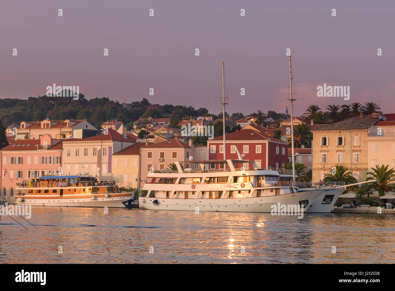 Mali Losinj, Croazia - Spetember 14, 2016: la città e il porto di Mali Losinj, isola di Losinj, Croazia è famosa per il suo clima mite mediterraneo Foto Stock