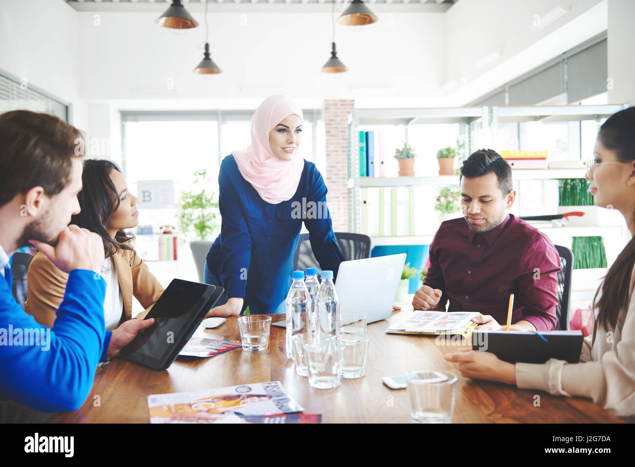 Donna musulmana che conduce sulla riunione di affari Foto Stock