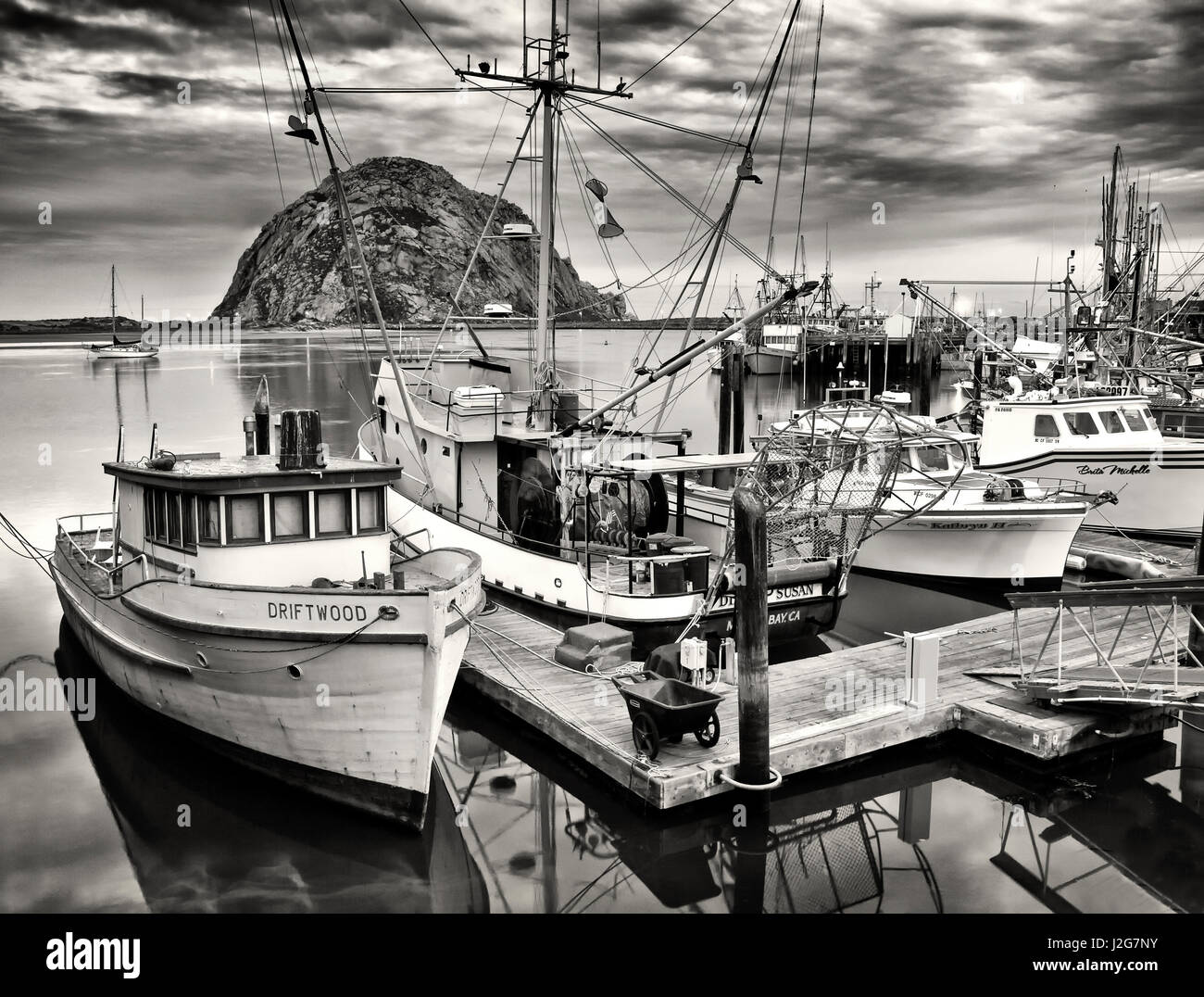 Stati Uniti, California, Seppia-colorate barche da pesca ancorate nel Morro Bay all'alba Foto Stock
