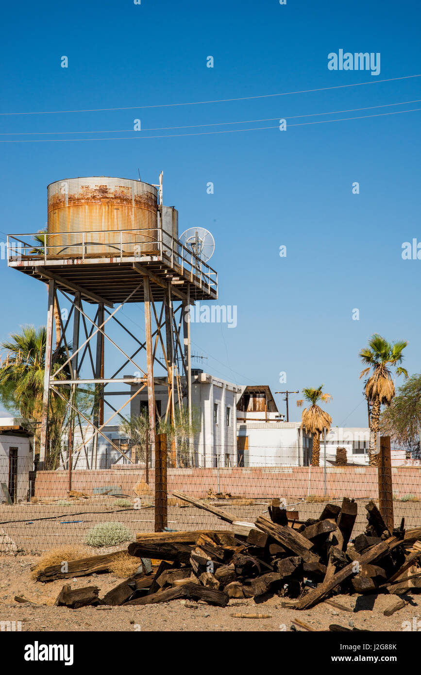 Stati Uniti, California, siccità Spotlight 3 Route 66 Expedition, Amboy, acqua torre del Roy's Cafè (formato di grandi dimensioni disponibili) Foto Stock