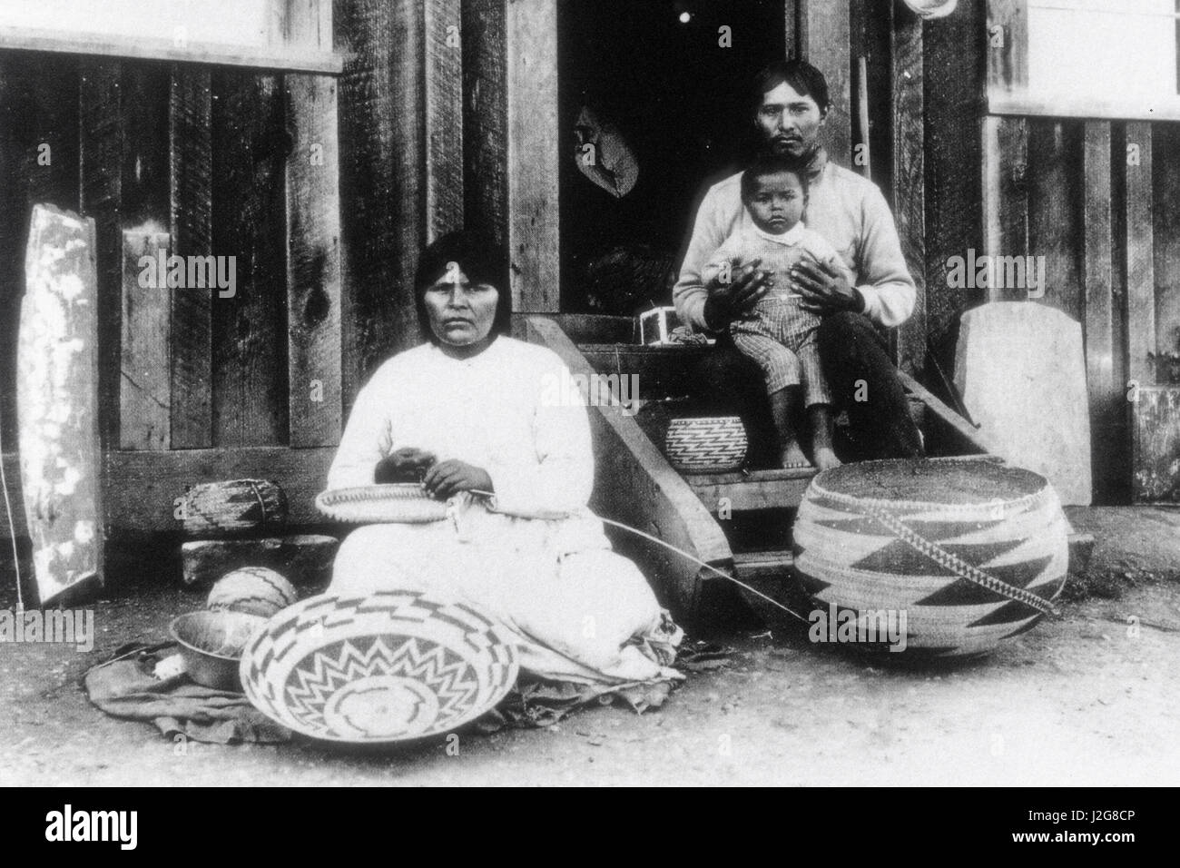 Centro storico 1892 fotografia in bianco e nero di un pomo vimini seduto fuori con la sua famiglia, California Foto Stock