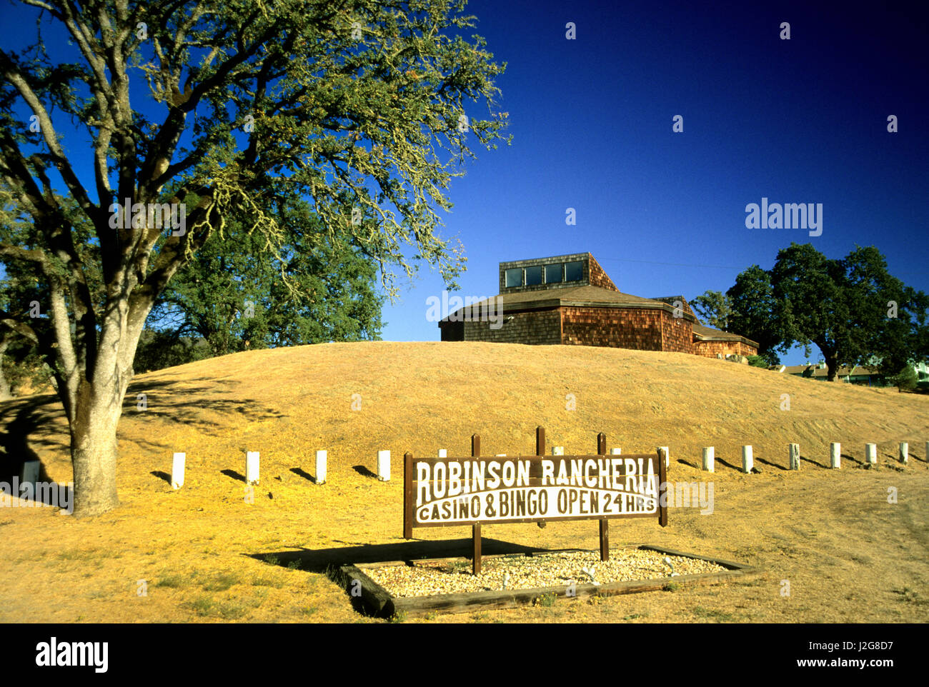 Robinson Rancheria Pomo tribù indiana tradizionale appuntamento house si trova sulla cima di una collina appena al di sopra del Casino'. Robinson Rancheria, California Foto Stock
