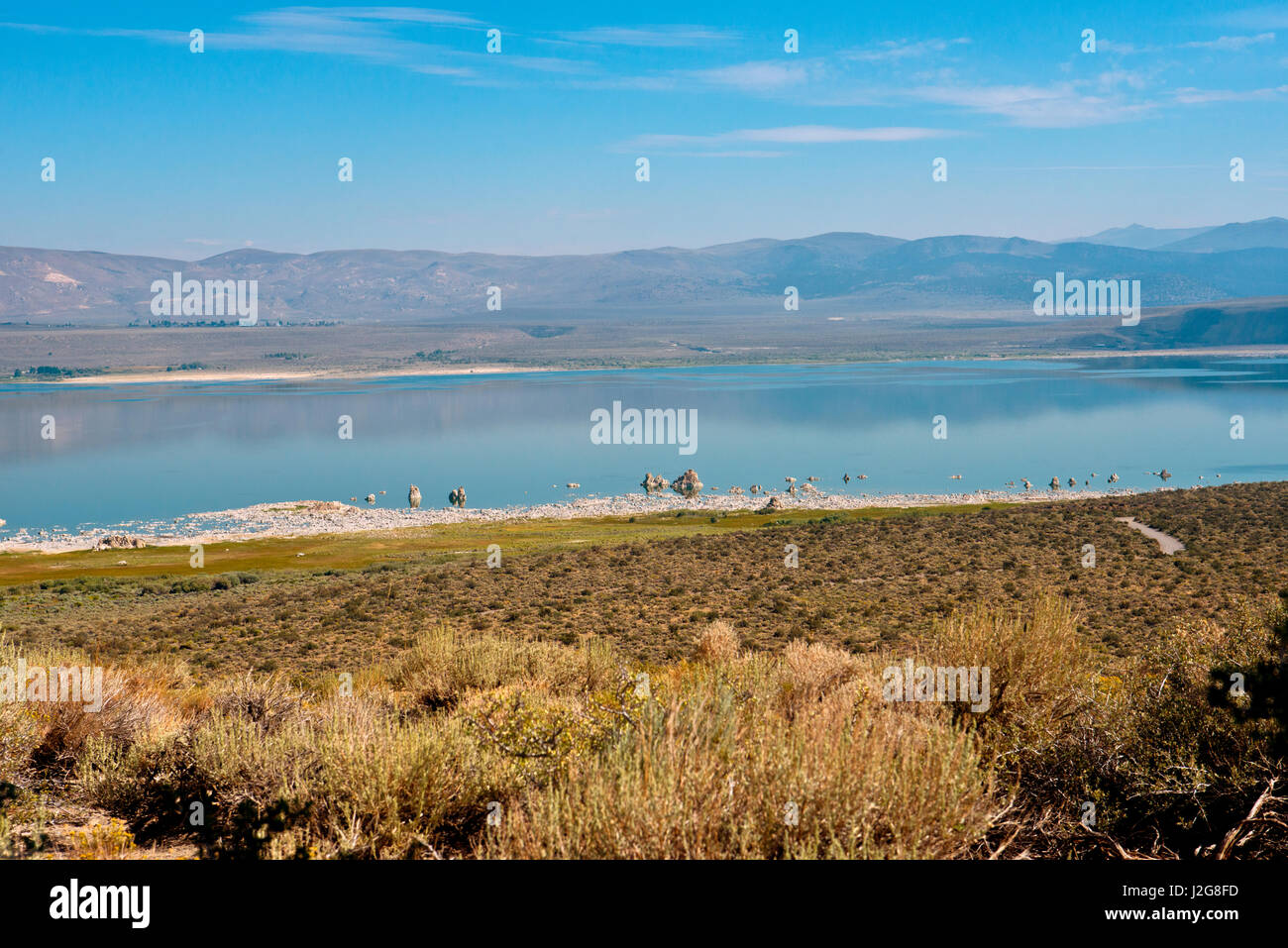 Stati Uniti, California, Lee Vining, Mono lago dal centro visitatori e Paoha Island (formato di grandi dimensioni disponibili) Foto Stock