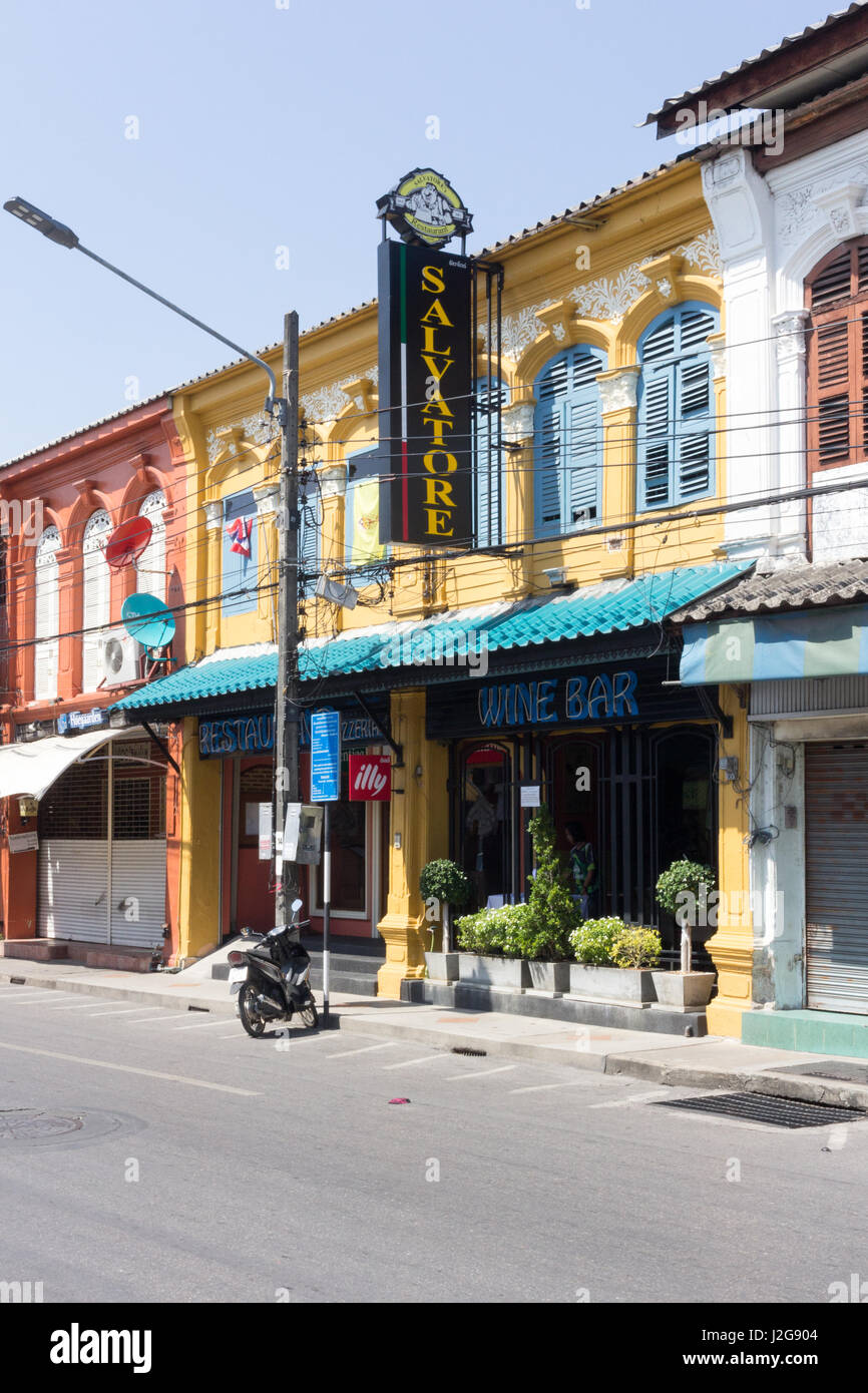 Salvatore ristorante e wine bar in un restaurato SIno architettura portoghese bottega nella vecchia città di Phuket, Tailandia Foto Stock