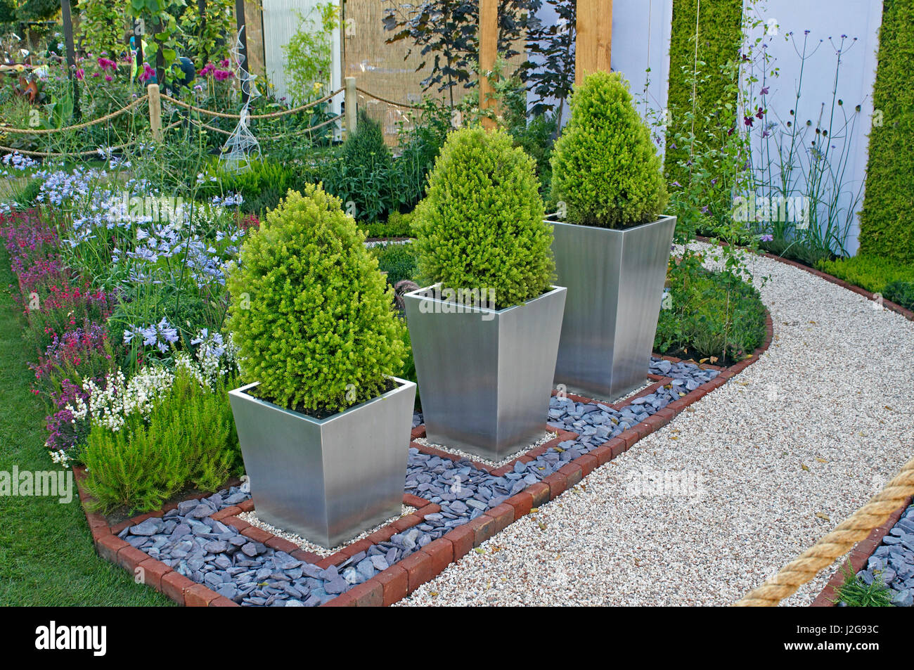 Un giardino di heather che mostra le varie applicazioni di questa versatile pianta in un giardino urbano Foto Stock