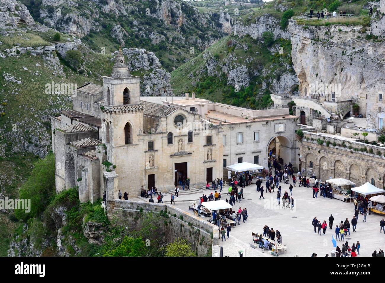 I turisti al XIII secolo la chiesa di San Pietro Caveoso Sassi di Matera Italia Basilicata Foto Stock