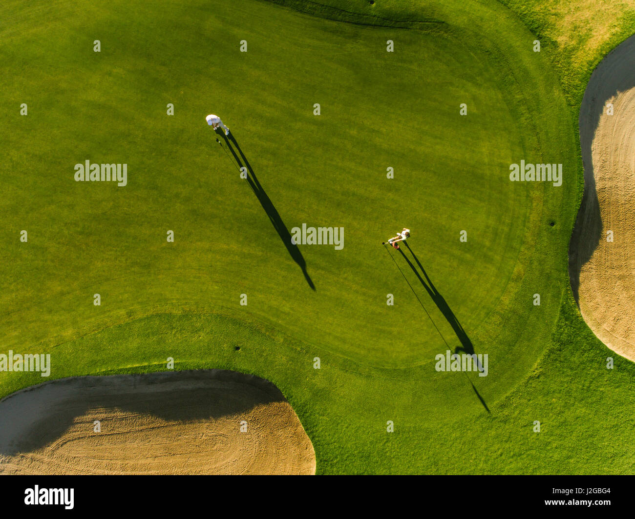 Vista aerea del professional golfers giocando sul putting green in un giorno d'estate. I giocatori su un verde campo da golf. Foto Stock