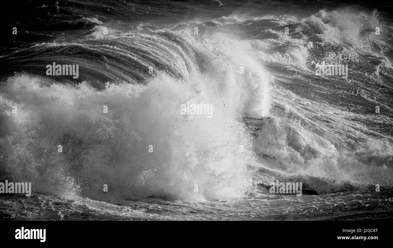 Bianco e nero: mare mosso catturato in Hondoq ir Rummien, Gozo durante il weekend tempestoso del XVIII Dicembre, 2016. Foto Stock