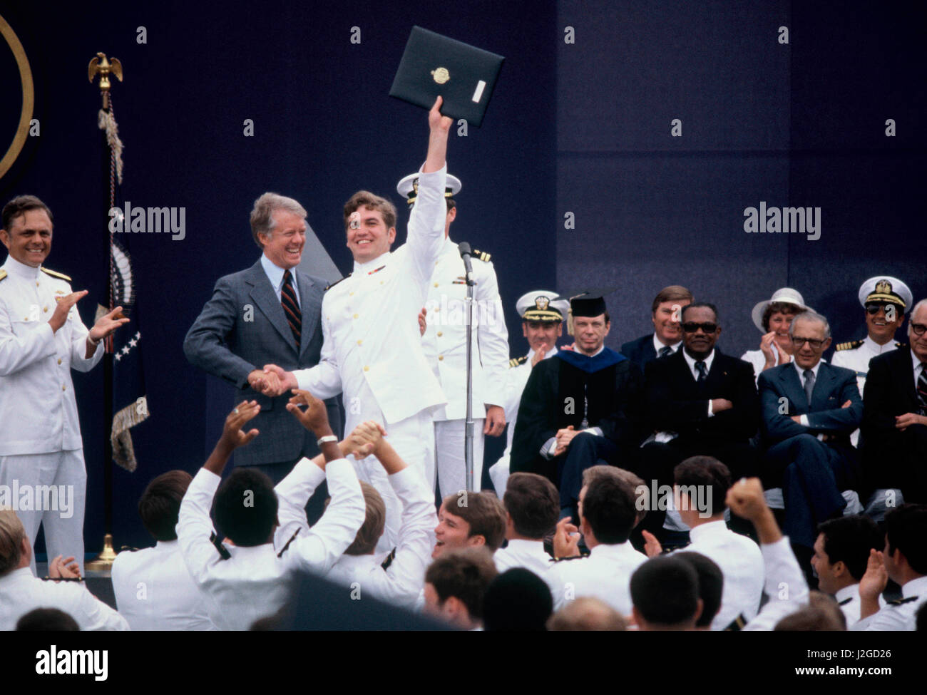 Il presidente Jimmy Carter si congratula con i laureati presso l'Accademia Navale nel giugno 1978 Foto Stock