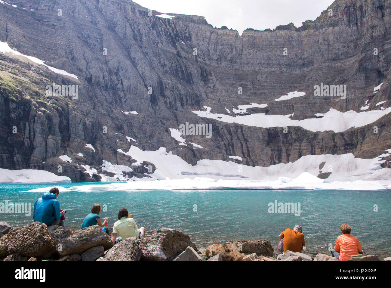 Il Parco Nazionale di Glacier. Lago di iceberg in molti Glacier area del parco. Gli escursionisti hanno il pranzo sul bordo del lago dopo 4,75 miglio percorso da corrente Swift Lodge. Foto Stock
