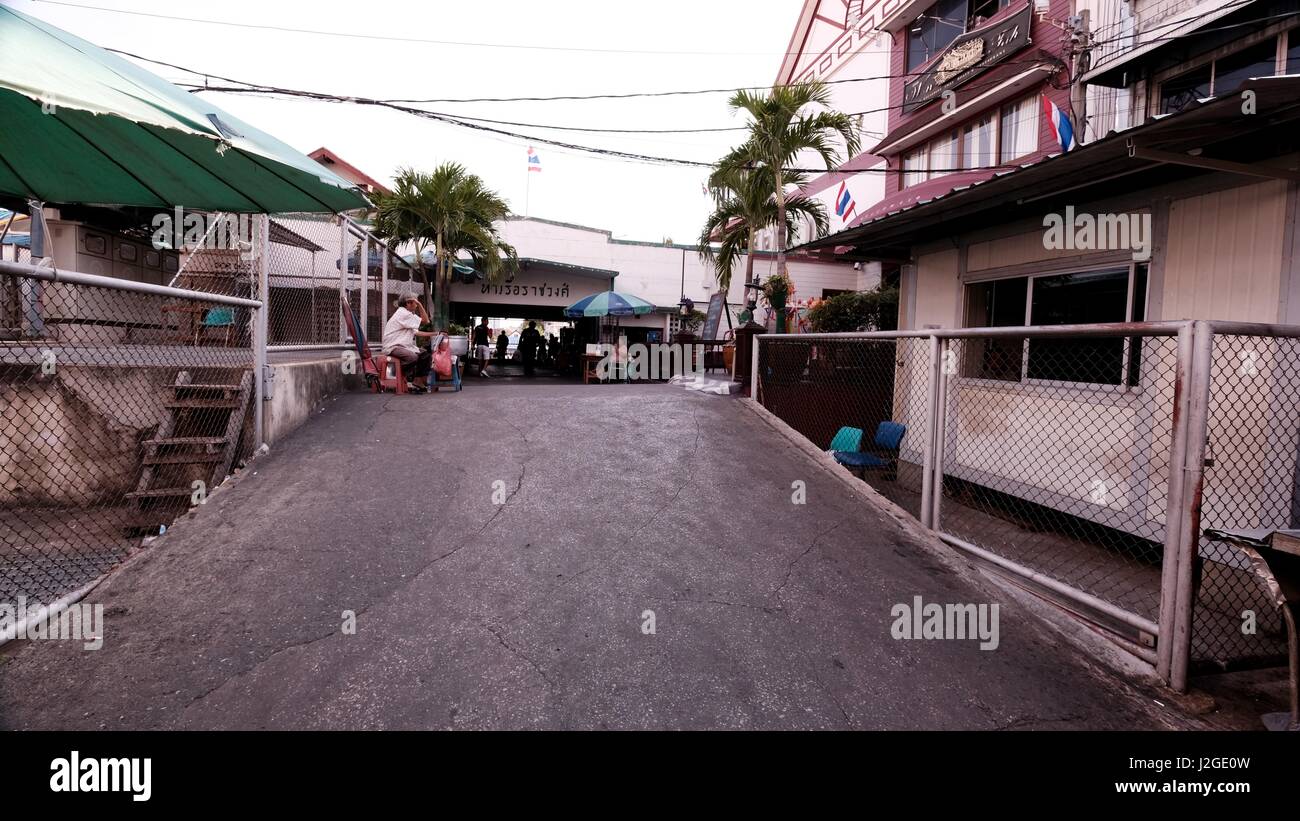 Barca a rampa Ratchawong Pier Express barche sul Fiume Chao Phraya Foto Stock