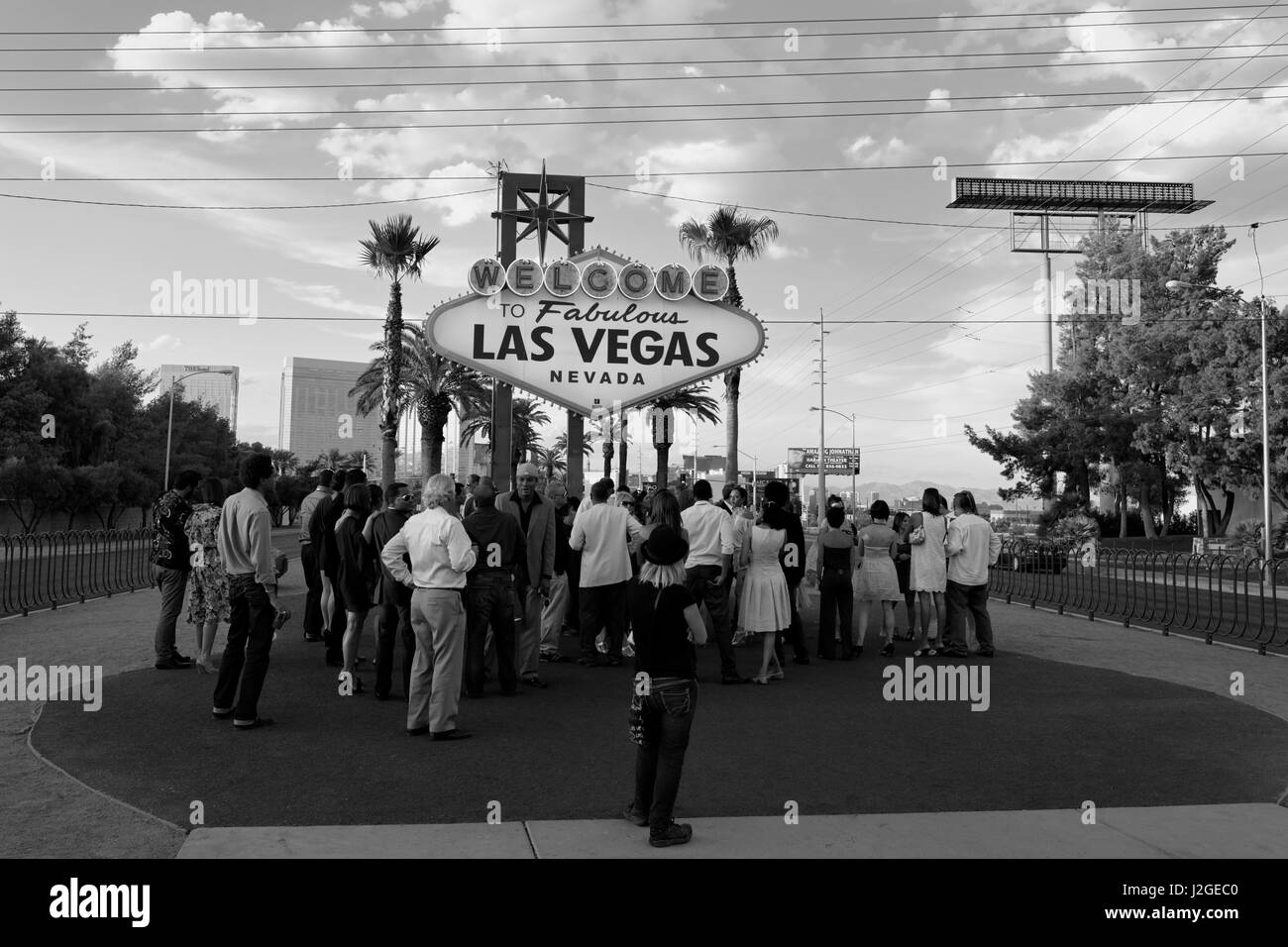Stati Uniti d'America, Nevada, Las Vegas. Persone nella parte anteriore del segno di benvenuto. Credito come: Dennis Flaherty Jaynes / Galleria / DanitaDelimont.com Foto Stock