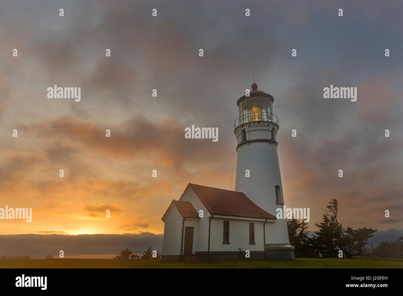 Faro a luce della sera a Cape Blanco parco statale, Oregon, Stati Uniti d'America Foto Stock
