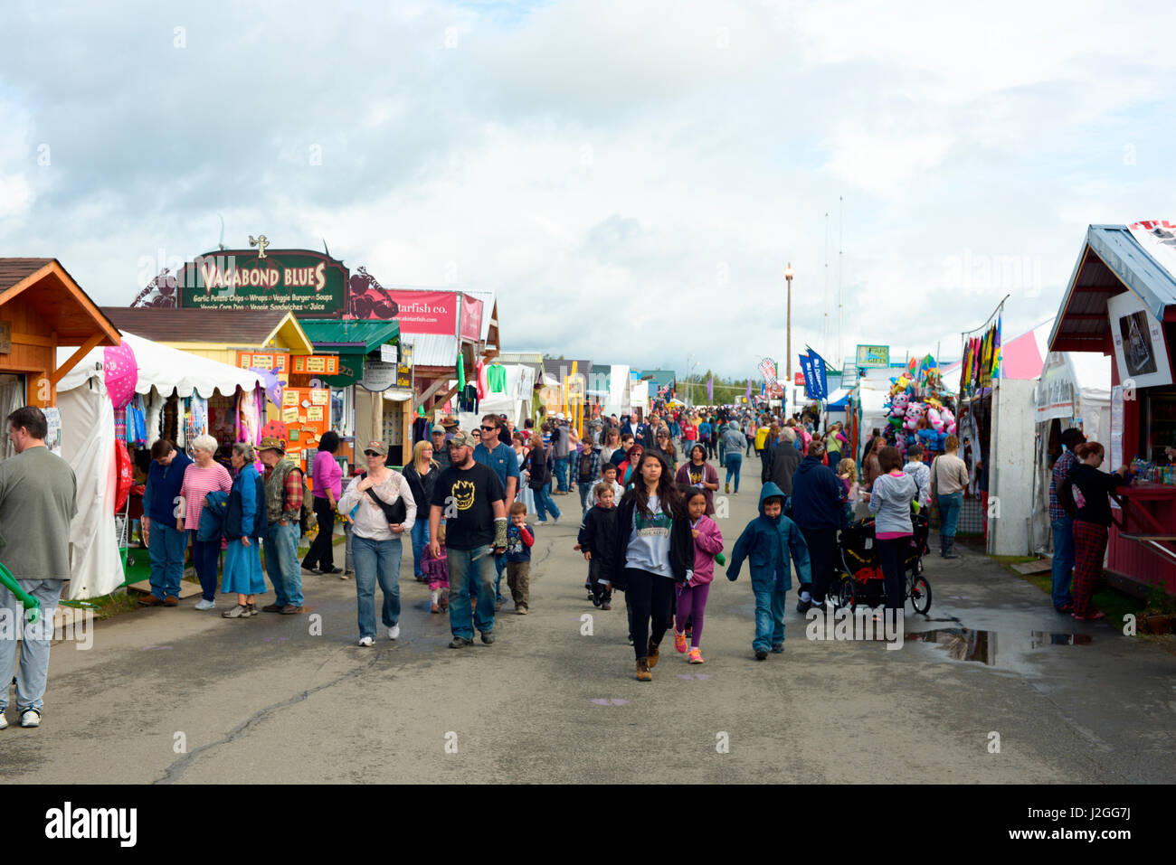La metà del Alaska State Fair attrae folle di una vasta diversità di cabine e corse (formato di grandi dimensioni disponibili) Foto Stock