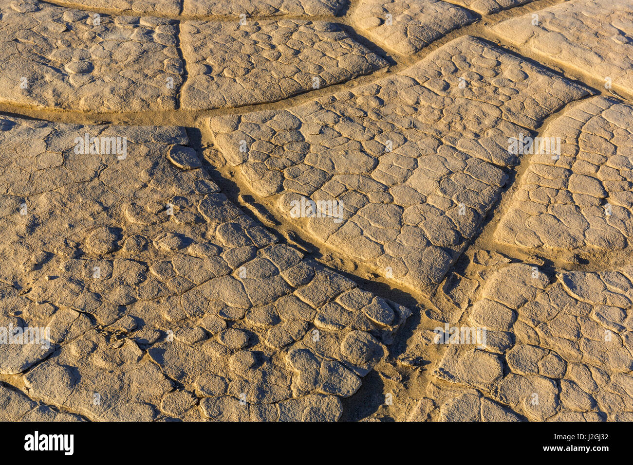 Fango essiccato crepe di antiche lakebed in Mesquite dune di sabbia nel Parco Nazionale della Valle della Morte, CALIFORNIA, STATI UNITI D'AMERICA Foto Stock