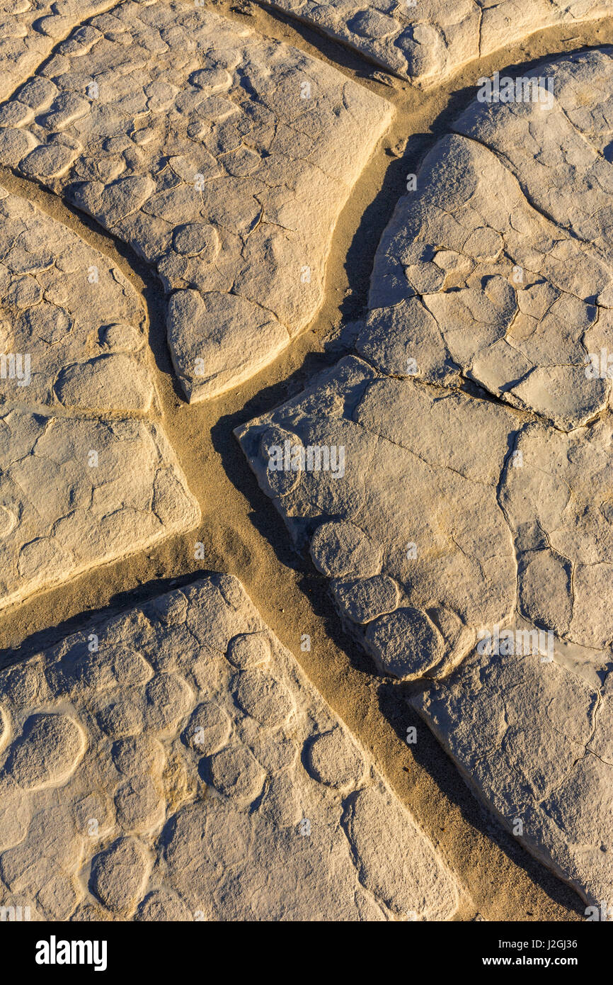 Fango essiccato crepe di antiche lakebed in Mesquite dune di sabbia nel Parco Nazionale della Valle della Morte, CALIFORNIA, STATI UNITI D'AMERICA Foto Stock