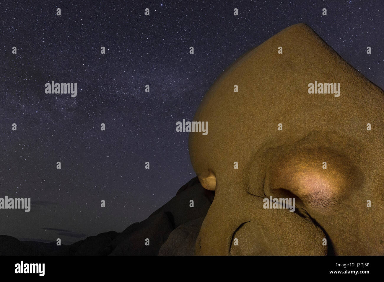 Cranio Rock illuminata di notte a Joshua Tree National Park, California, Stati Uniti d'America Foto Stock