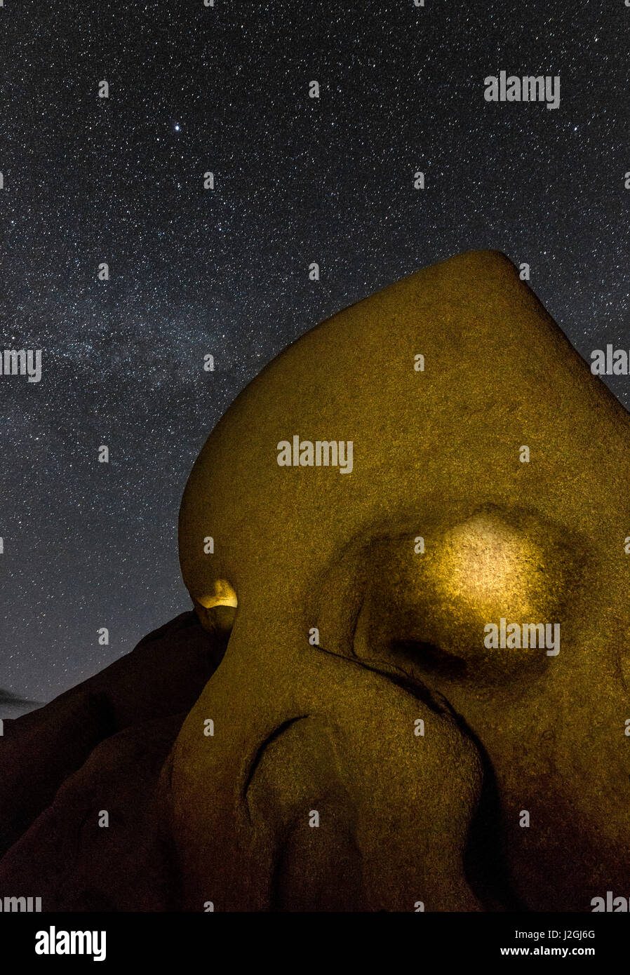 Cranio Rock illuminata di notte a Joshua Tree National Park, California, Stati Uniti d'America Foto Stock