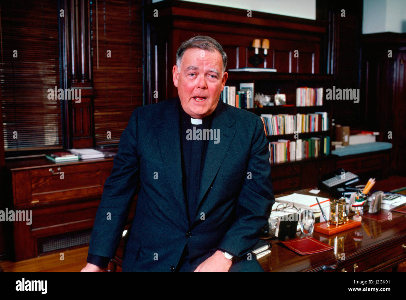 Padre Patrick Healy nel suo ufficio presso la Georgetown University nel dicembre 1987 Foto Stock