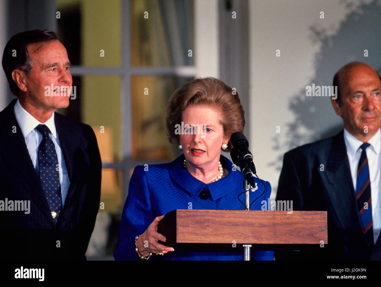 Il presidente Herbert a piedi Bush, Margaret Thatcher e Manfred Worner, Segretario Generale della NATO, fare una dichiarazione circa l'invasione del Kuwait nel Giardino delle Rose della Casa Bianca nel mese di ottobre 1990 Foto Stock