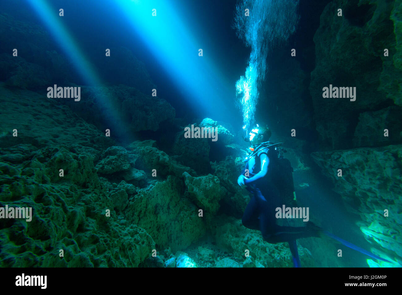 Sunray risplendere sul subacqueo in Devil's Den Molla, Florida Foto Stock
