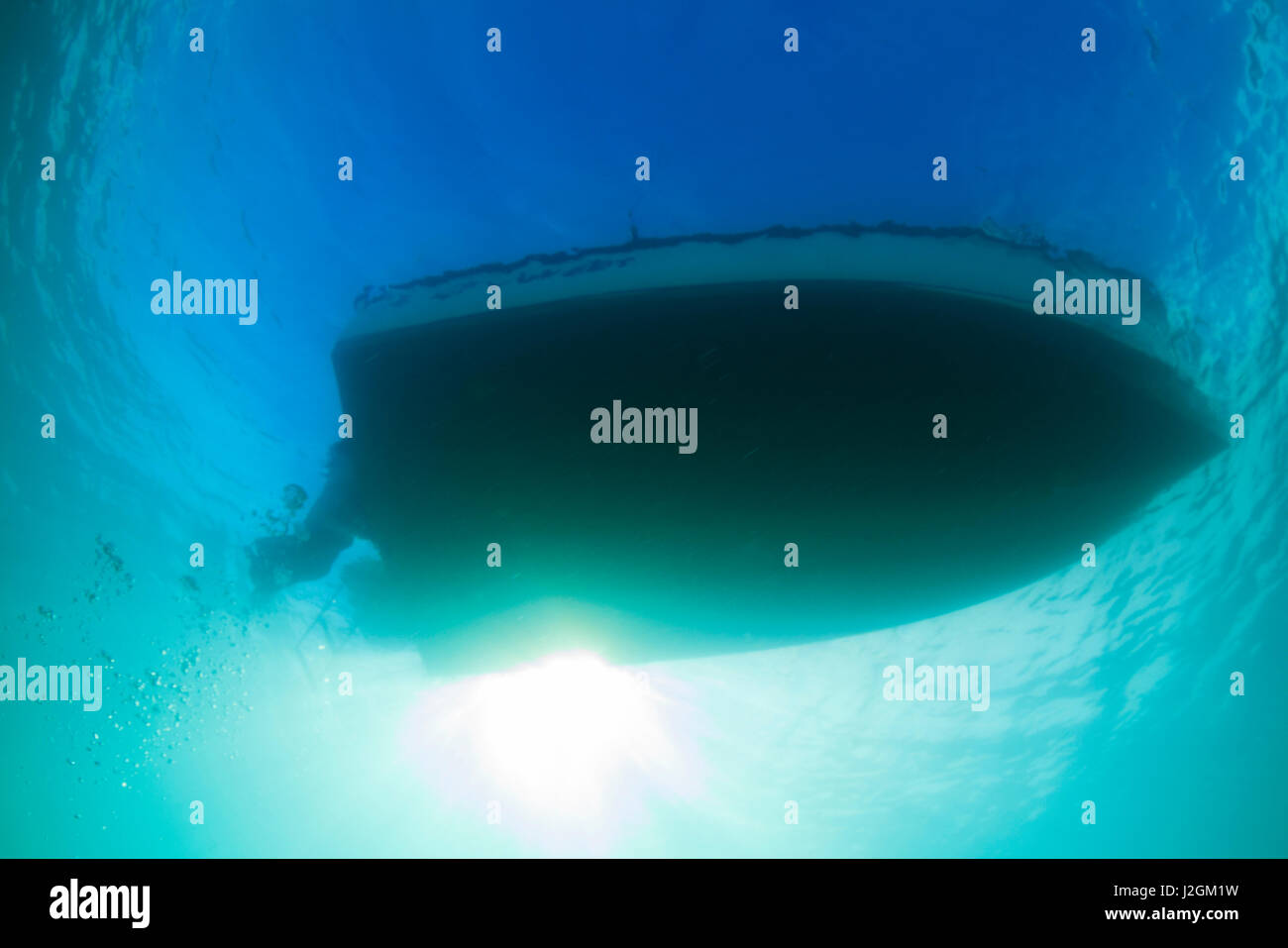 Vista subacquea cercando fino in fondo di uno scafo di una imbarcazione attraverso il chiaro color smeraldo acque della baia della Florida. Foto Stock