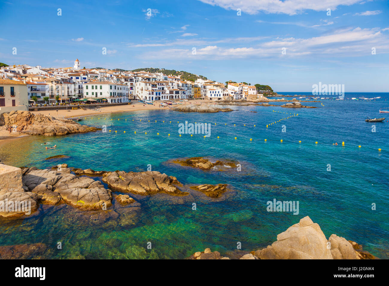 CALELLA DE PALAFRUGELL, Spagna - 7 giugno: Calella de Palafrugell è un dipinto di bianco tradizionale villaggio di pescatori e un popolare i viaggi e le vacanze destinati Foto Stock