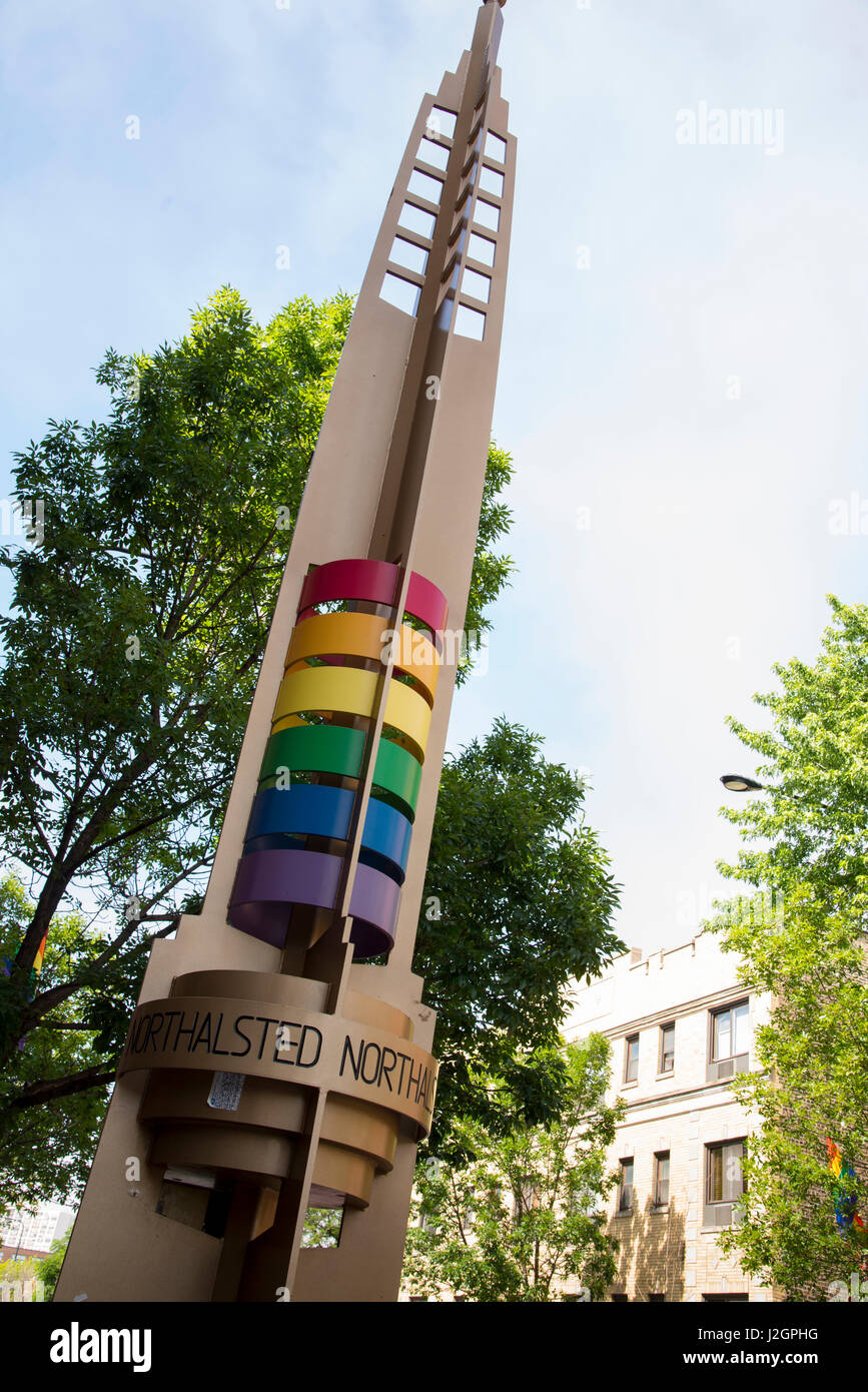 Pilone colorati su Halsted Street in 'Boystown' il quartiere gay a Chicago Northside. Eretta nel 1991 Foto Stock