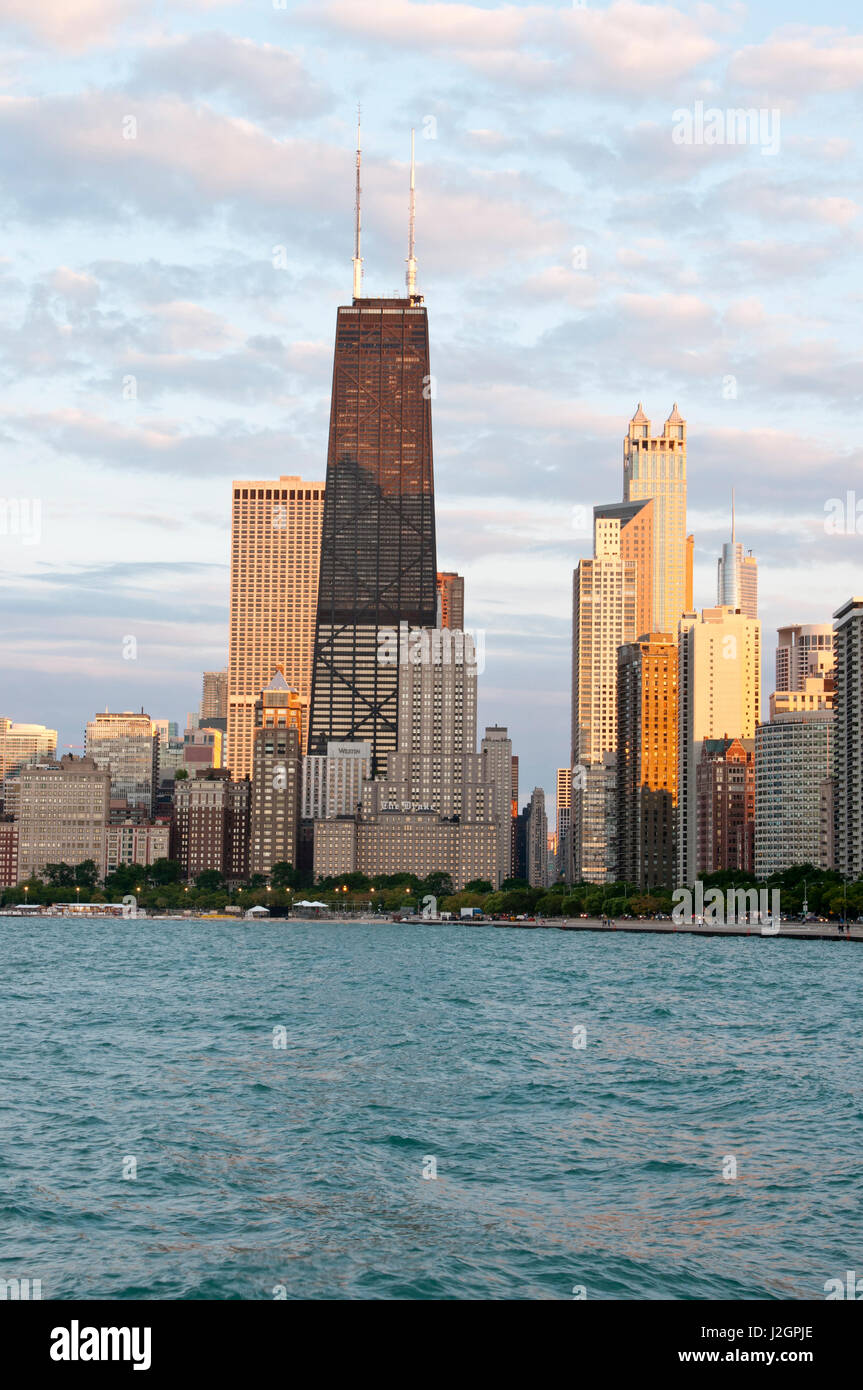 Sullo skyline di Chicago dal North Avenue Beach al crepuscolo Foto Stock