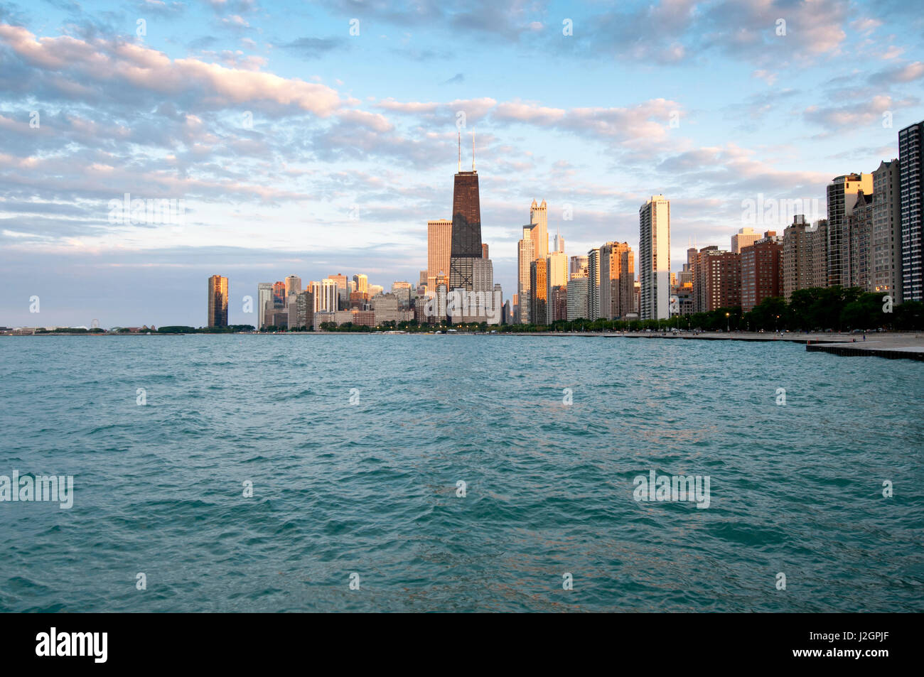 Sullo skyline di Chicago dal North Avenue Beach al crepuscolo Foto Stock