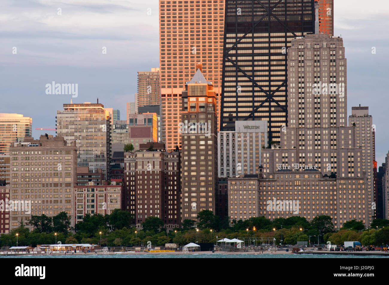 Sullo skyline di Chicago dal North Avenue Beach al crepuscolo Foto Stock