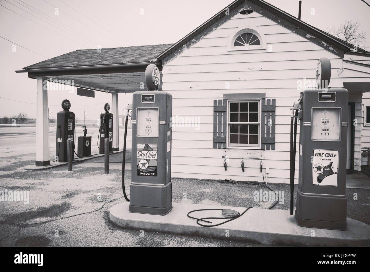 Immagine in bianco e nero di un antica stazione di gas, Dwight, Illinois, Stati Uniti d'America. Itinerario 66 Foto Stock